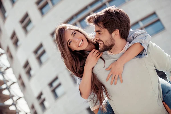 Feliz Joven Pareja Divirtiéndose Aire Libre Sonriendo — Foto de Stock