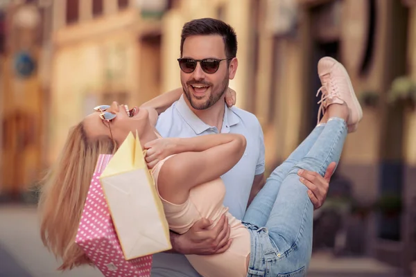 Retrato Una Pareja Con Bolsas Compras Ciudad —  Fotos de Stock