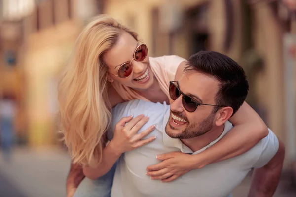 Glückliches Junges Paar Hat Spaß Freien Und Lächelt — Stockfoto