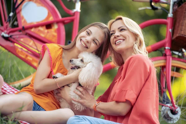 美しい母と娘の公園でピクニックを持ちます 家族で楽しいコンセプト — ストック写真