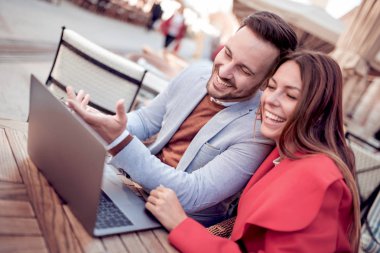 Genç çift birlikte restoranda zevk.