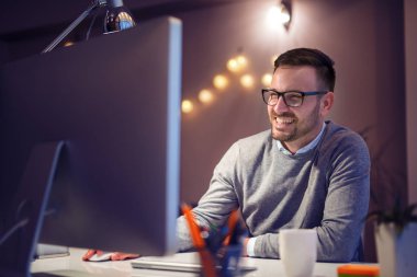 Genç işadamı çalışma onun laptopunda evde office.