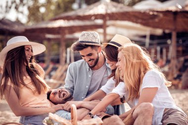 Yaz, tatil, tatil ve mutluluk kavramı-grup arkadaşıyla kumsalda eğleniyor.