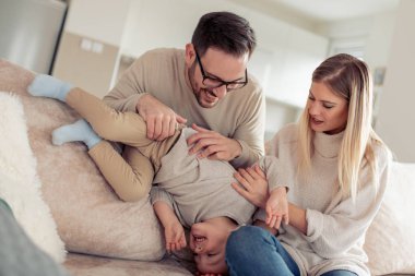 Mutlu aile evde birlikte iyi vakit geçiriyor.