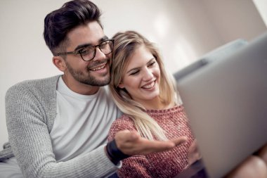modern bir oturma odasında otururken bir favori film izlerken mutlu genç Çift.