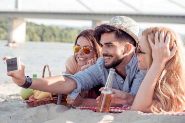 Yaz tatil, teknoloji ve plaj kavramı arkadaş selfie sahilde alarak.