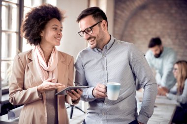 İş arkadaşları yeni fikirleri tartışıyor ve modern bir ofiste beyin fırtınası yapıyorlar..