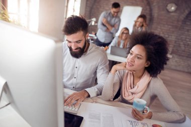 Ofiste oturma ve iş planlama iş takım. İş, insanlar, teknoloji ve office kavramı.