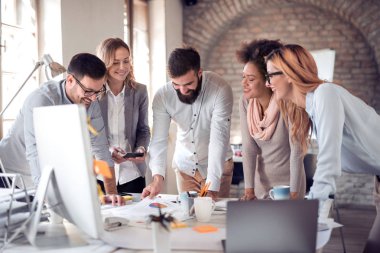 Grup Genç Mühendis birlikte modern mimar studio çalışma. İş kurmak.