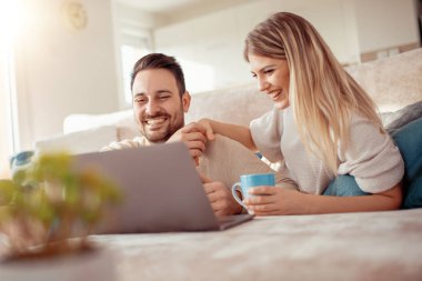 gülümseyen iki dizüstü evde kullanma.