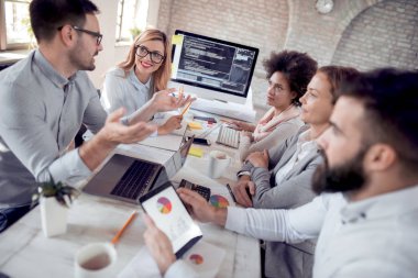 Tartışmak ve birlikte Office bir toplantı sırasında çalışma iş adamları.