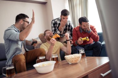 Heyecanlı mutlu neşeli erkekler video oyunu arkadaşlarınla oyna..