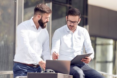 Uzman danışmanlık. Onlardan bir şey işaret ederken laptop arıyorum iki emin iş adamları.