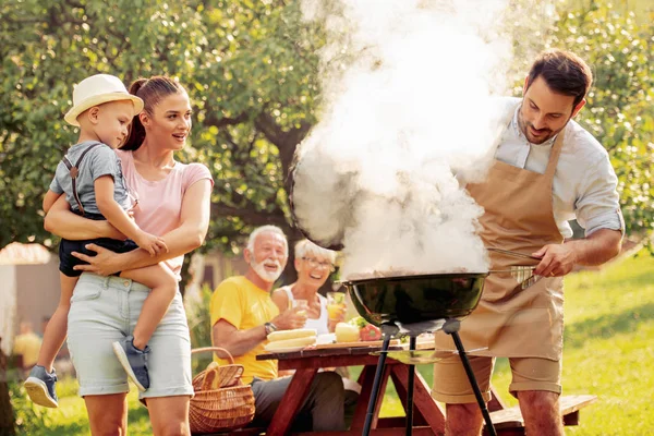 Szczęśliwą Rodzinę Duży Obiad Przyjęcie Ogrodzie Letnim Koncepcja Ludzie Jedzenie — Zdjęcie stockowe