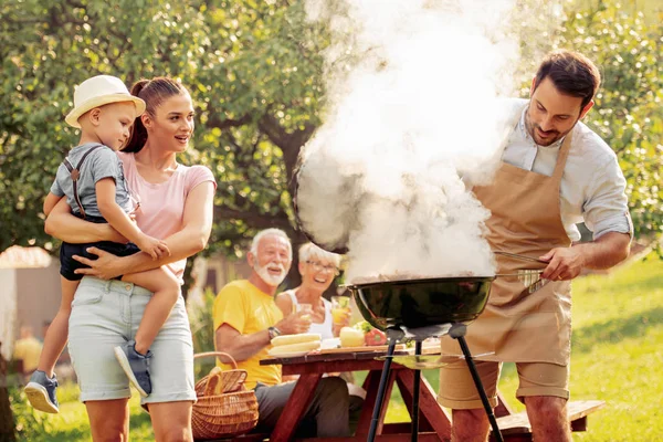 Família Grande Feliz Almoçando Festa Jardim Verão Pessoas Comida Amor — Fotografia de Stock