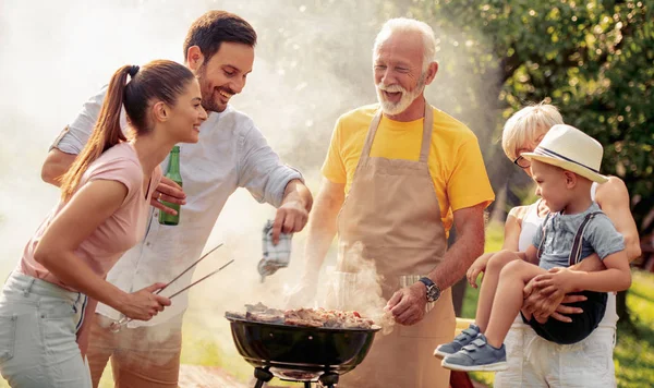 Família Grande Feliz Almoçando Festa Jardim Verão Pessoas Comida Amor — Fotografia de Stock