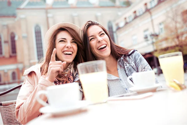 Due Belle Donne Che Conversano Bevono Caffè Siedono Nel Caffè — Foto Stock