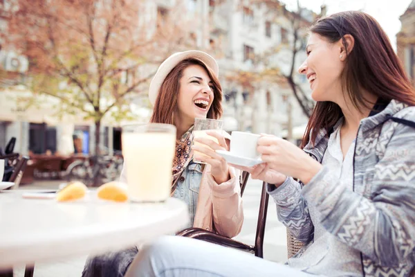 Konuşmayı, kahve içme ve kafede oturan iki güzel kadın.