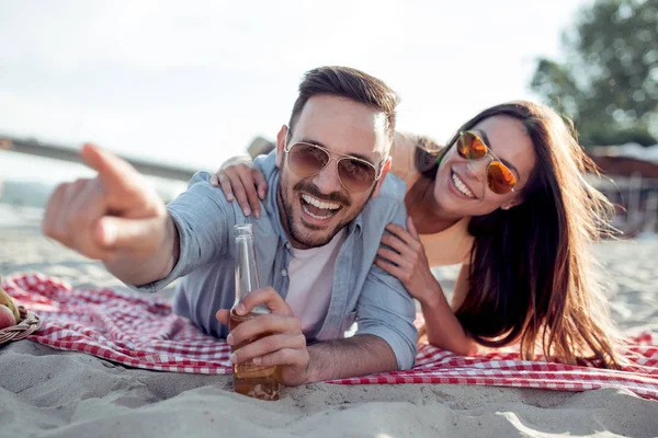 Retrato Pareja Feliz Playa Chico Mostrando Algo Novia — Foto de Stock