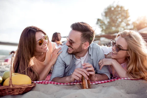 Щасливі Молоді Люди Розважаються Пляжі Літній День — стокове фото