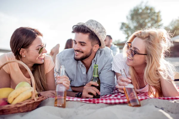 Sommer Urlaub Tourismus Getränke Und Leute Die Lächelnde Freunde Sind — Stockfoto