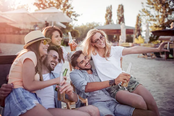 Summer Holidays Vacation Happiness Concept Group Friends Taking Selfie Smarphone — стоковое фото