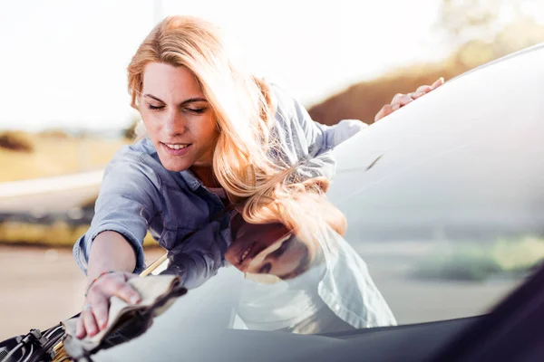 Jonge Vrouw Bestuurder Droog Haar Auto Met Microfiber Doek Afvegen — Stockfoto