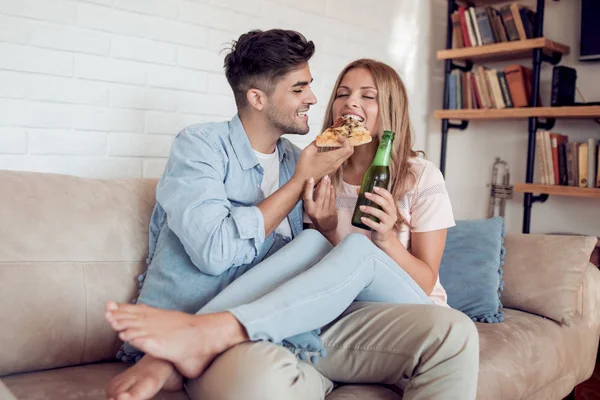 Beautiful Young Couple Drinking Beer Eating Pizza Enjoy Indoors — Stock Photo, Image