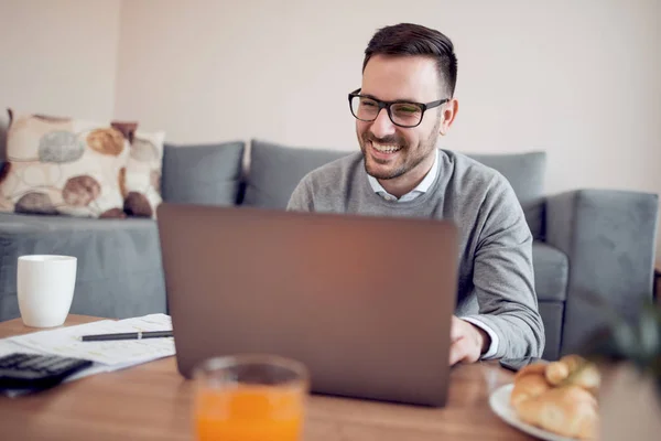 Ritratto Uomo Casa Che Lavora Computer Portatile — Foto Stock