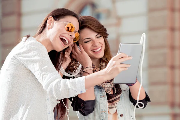 Jovens Amigas Usando Tablet Ouvindo Música Tablet Música Tecnologia Conceito — Fotografia de Stock