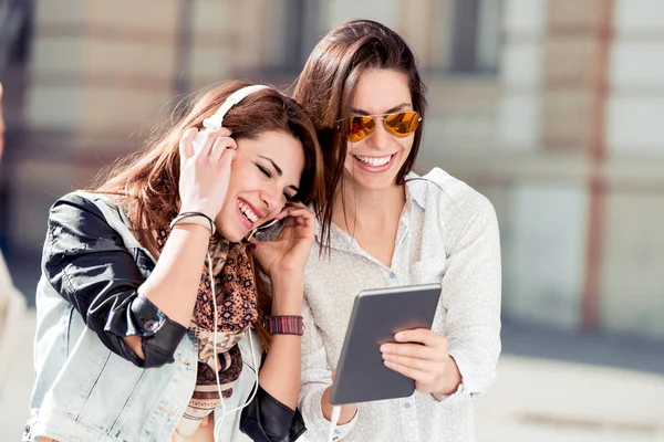 Giovani Amiche Che Usano Tablet Ascoltano Musica Tavolo Musica Tecnologia — Foto Stock