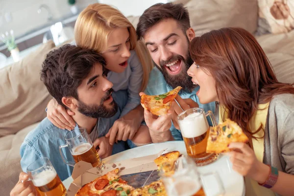 Přátelé Mají Skvělý Čas Společně Jíst Pizzu — Stock fotografie