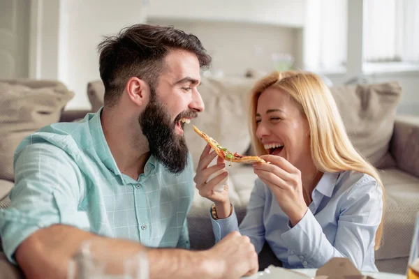 Feliz Pareja Joven Disfrutando Pizza Casa Gente Amor Comida Concepto — Foto de Stock