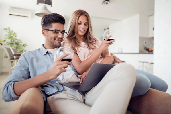 Momentos Románticos Hermosa Pareja Amorosa Sentada Sala Estar Usando Computadora — Foto de Stock