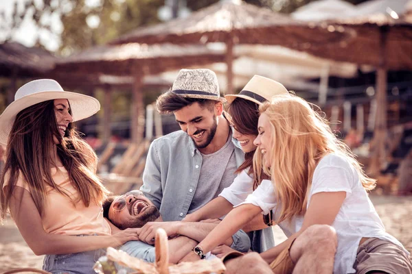 Yaz, tatil, tatil ve mutluluk kavramı-grup arkadaşıyla kumsalda eğleniyor.