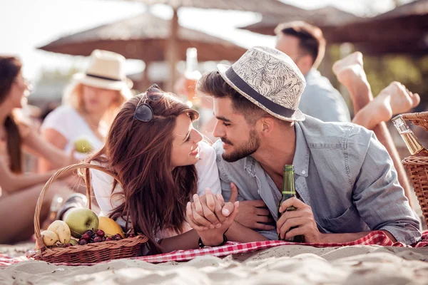 Szczęśliwa Para Młodych Ciesząc Się Piknik Plaży Dobry Czas Letnie — Zdjęcie stockowe