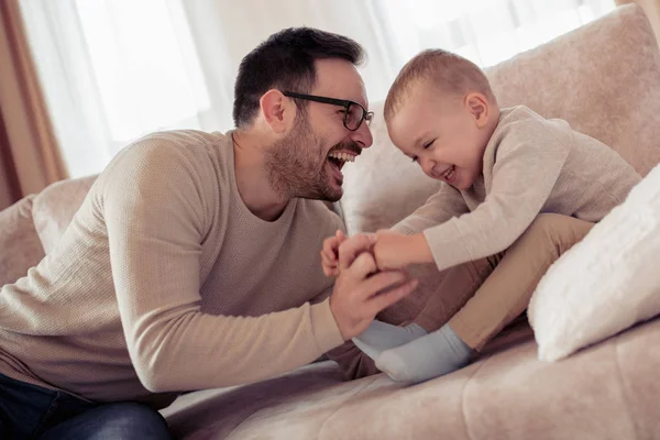 Baba ve oğul evde oynamak. Aile zamanı.