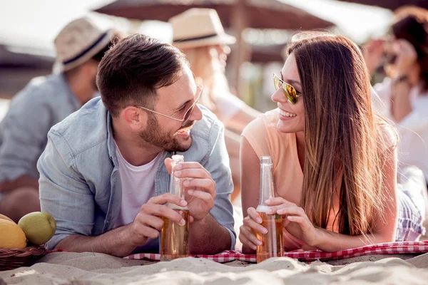 Retrato Pareja Feliz Playa Divirtiéndose Juntos — Foto de Stock