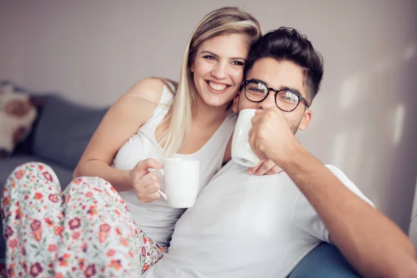 Jeune Couple Prenant Une Tasse Café Dans Leur Salon — Photo