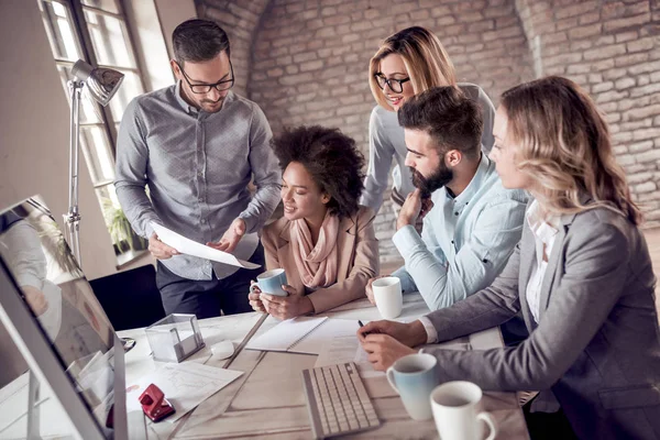 Grupo Empresarios Que Trabajan Proyectos Empresariales Oficinas Modernas — Foto de Stock