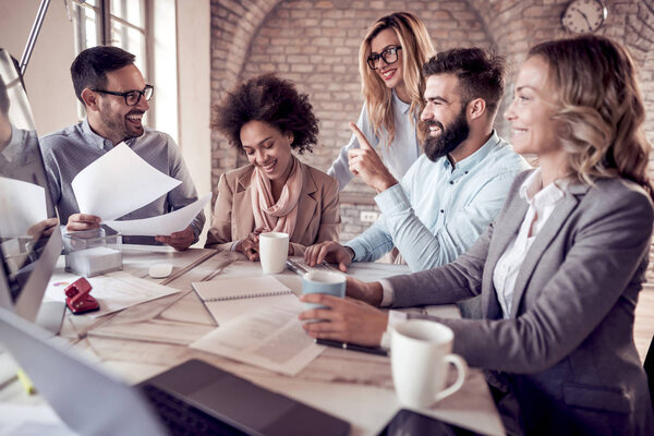 Группа бизнесменов, работающих над бизнес-проектом за столом в современном офисе
.