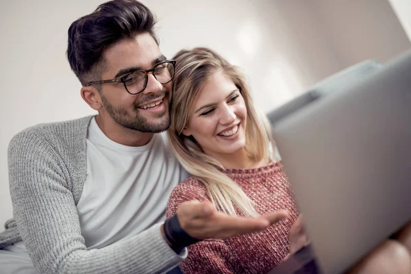 Glückliches Junges Paar Schaut Einen Lieblingsfilm Während Einem Modernen Wohnzimmer — Stockfoto