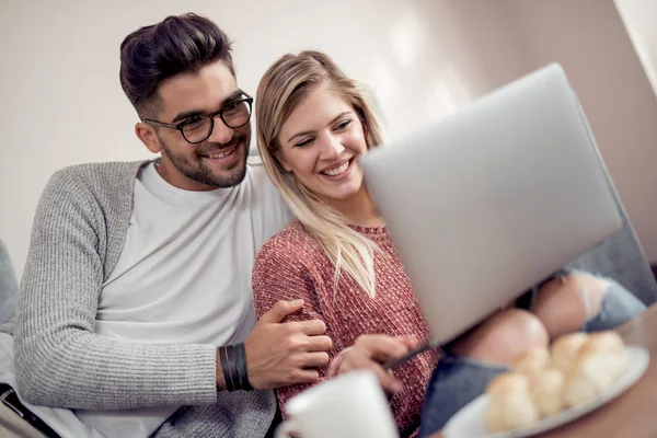 Glückliches Junges Paar Schaut Einen Lieblingsfilm Während Wohnzimmer Sitzt — Stockfoto