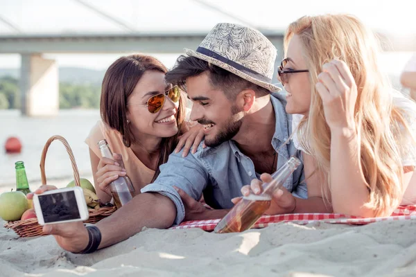 Mutlu gençler eğleniyor sahilde bir yaz gününde.