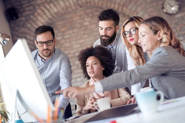 Konferans salonunda ortakları proje hakkında yeni fikirler vererek iş adamları.