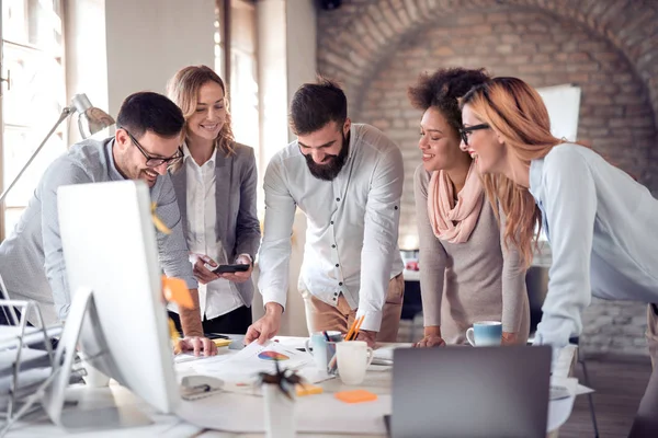 Grup Genç Mühendis birlikte modern mimar studio çalışma. İş kurmak.