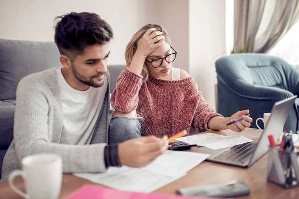 Mooie Paar Thuis Zitten Kijken Hun Financiën Problemen — Stockfoto