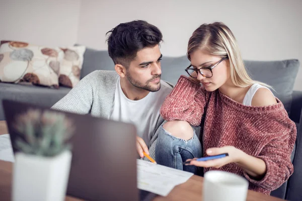 Bella Coppia Seduta Casa Guardando Loro Problemi Finanziari — Foto Stock