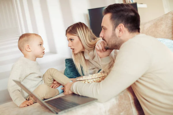 Joven Familia Pasando Tiempo Juntos Casa — Foto de Stock