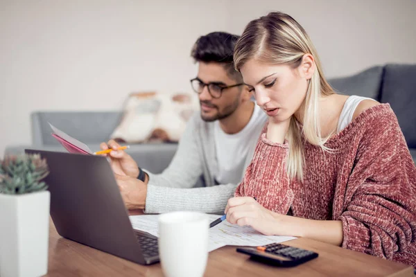 Moderna Pareja Joven Que Paga Facturas Línea Desde Casa Teniendo — Foto de Stock